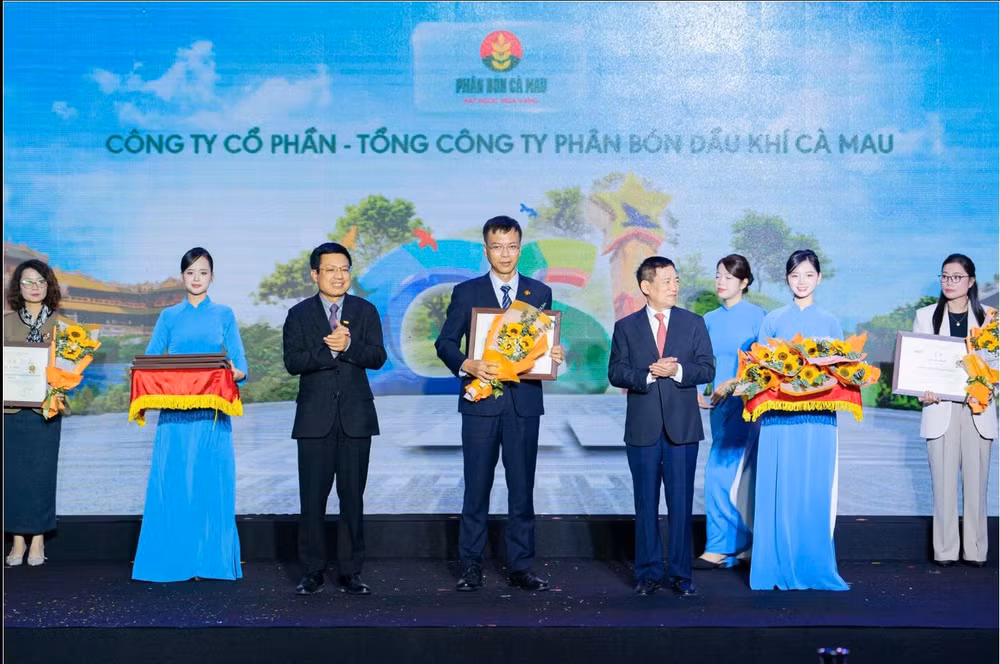 Ông Lê Đức Quang – Thành viên Hội đồng Quản trị PVCFC đại diện Tổng công ty nhận giải thưởng Top 10 Doanh nghiệp bền vững lĩnh vực sản xuất năm 2025