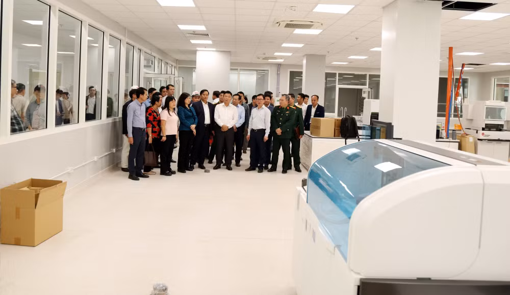 Phó Thủ tướng Lê Thành Long kiểm tra dự án Bệnh viện Bạch Mai và Việt Đức cơ sở 2- Ảnh 7.