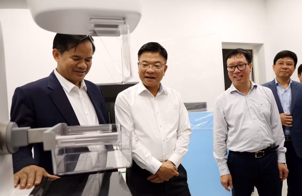 Phó Thủ tướng Lê Thành Long kiểm tra dự án Bệnh viện Bạch Mai và Việt Đức cơ sở 2- Ảnh 4.