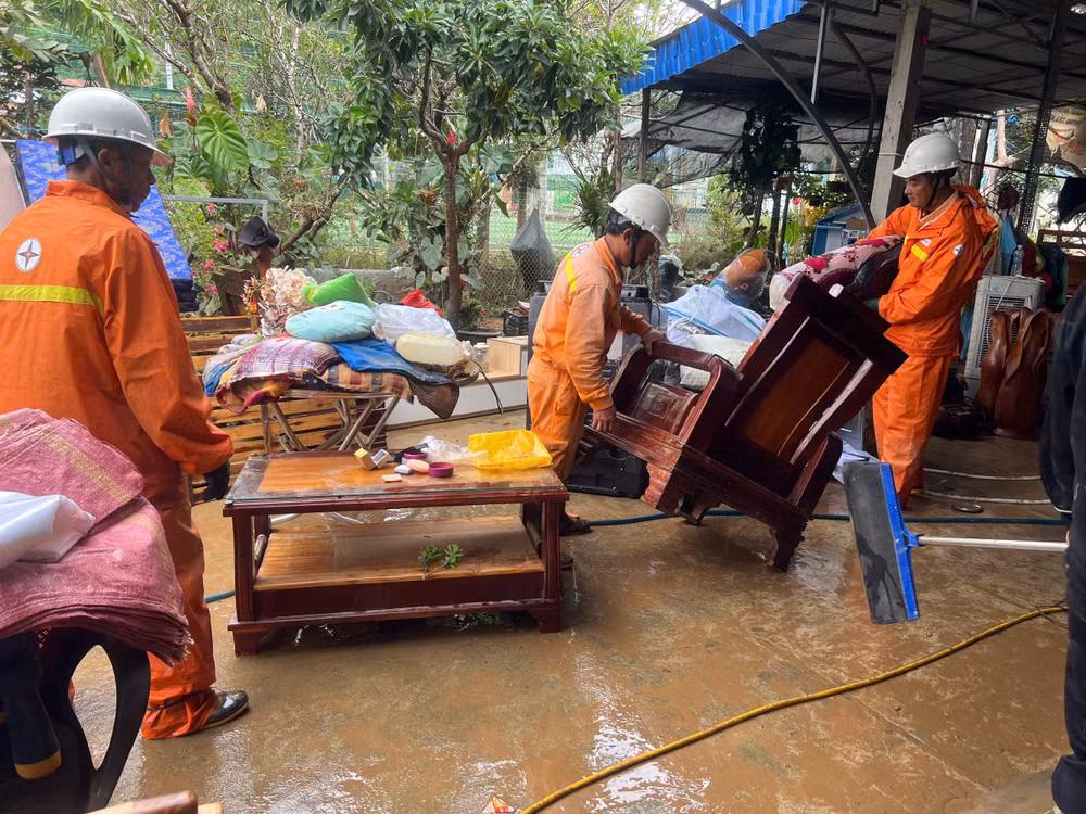 CBCNV Đội TTĐ Lâm Đồng (PTC3) hỗ trợ đồng nghiệp dọn dẹp nhà cửa bị ngập trong mưa lũ