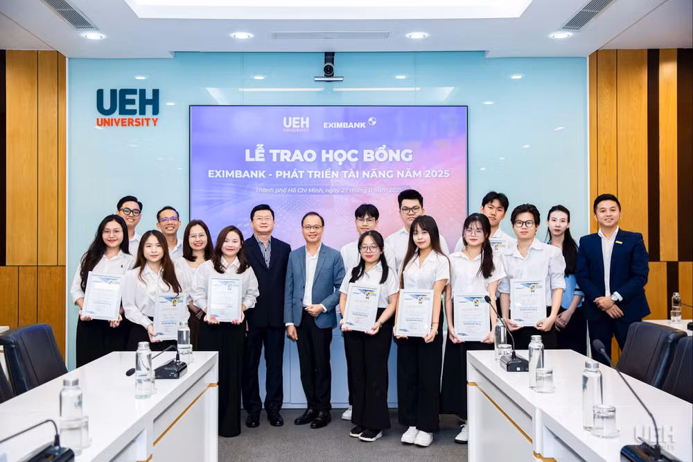 Trao hoc bong UEH 2025 (7)