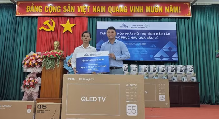 Anh Vũ Quang Huy đại diện Tập đoàn dành tặng những chiếc máy tính đến với Trạm Y tế xã Hòa Xuân