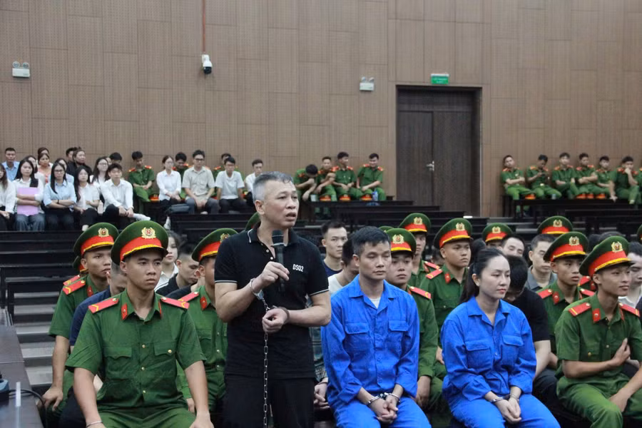 Vợ chồng, người thân cùng điều hành "ổ bay lắc" ở quán karaoke Quỳnh Trang