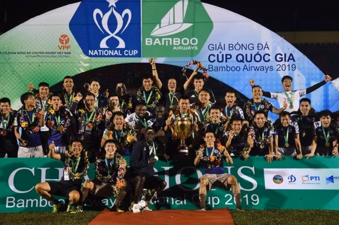 Các cầu thủ Hà Nội FC ăn mừng danh hiệu thứ 2 của mùa giải 2019. Ảnh: Thắng Nguyễn