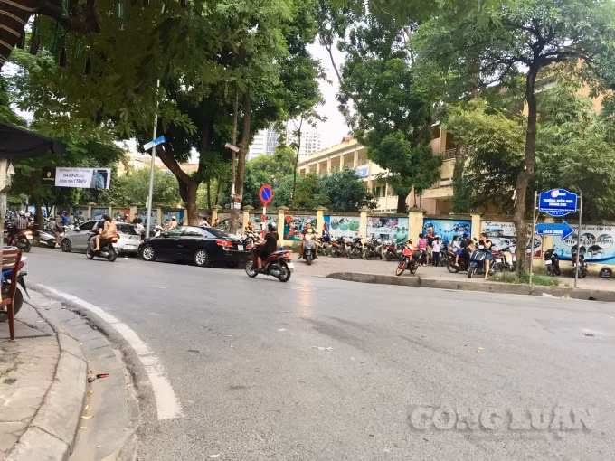 Xe cộ ngang nhiên dừng đỗ trên vỉa hè, dưới lòng đường và ngay trước biển cấm