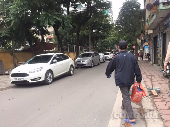 Nhức nhối tình trạng dừng đỗ xe tràn lan gây mất an toàn giao thông trên địa bàn Phường Láng Hạ (Quận Đống Đa)