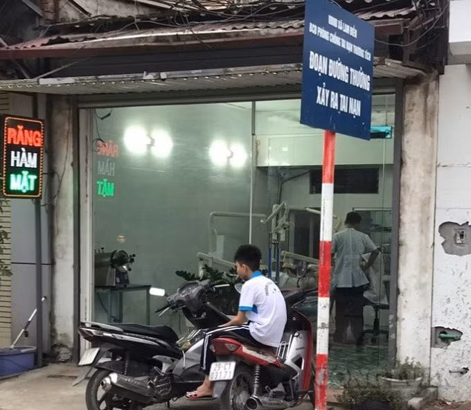 Nguy cơ truyền nhiễm, biến chứng nặng có thể dẫn đến tử vong từ những phòng khám “nhếch nhác” như thế này là điều có thể nhìn thấy. Vậy, ai là chủ nhân của phòng khám tọa lạc tại Lam Điền? Câu trả lời xin dành cho ông Trưởng phòng Y tế huyện Chương Mỹ.