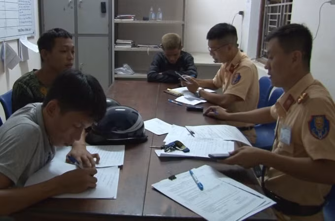 Lực lương Cảnh sát giao thông trật tự tiến hành lập biên bản, xử lý các 