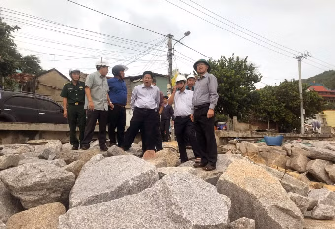 Lãnh đạo UBND tỉnh Bình Định thị sát trước khi bão số 5 đổ bộ vào đất liền.