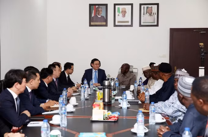Phó Thủ tướng Vương Đình Huệ cùng đoàn công tác làm việc với ông Adams Oshiomhole, Chủ tịch Đảng Đại hội những người tiến bộ (APC) – Nigeria. Ảnh: VGP