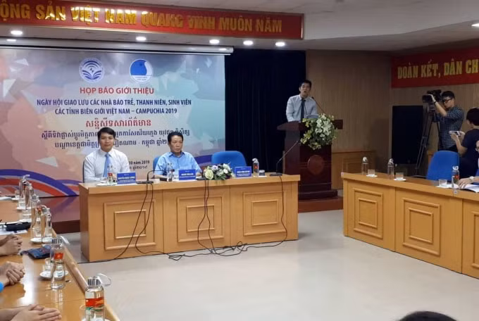 Họp báo thông tin về Ngày hội giao lưu các nhà báo trẻ, thanh niên, sinh viên các tỉnh biên giới Việt Nam - Campuchia. Ảnh: baotintuc.vn