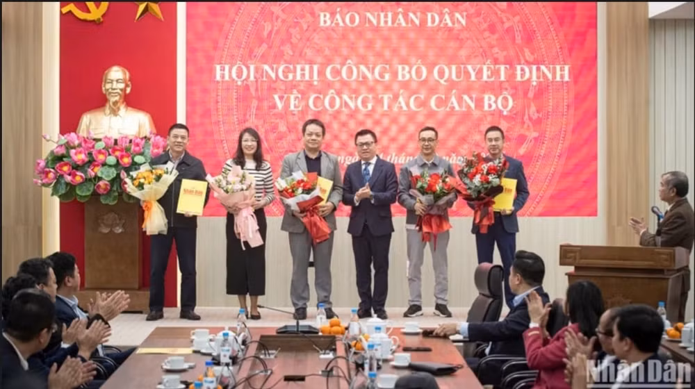 bao nhan dan cong bo quyet dinh ve cong tac can bo doi voi truong pho cac ban don vi hinh 1