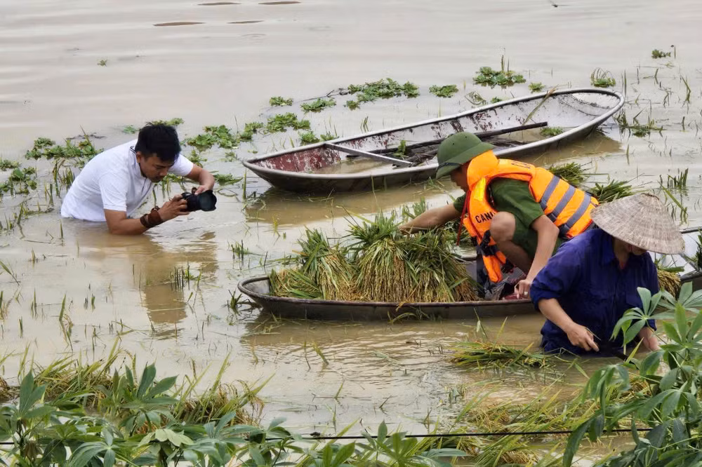 phong-vien-di-chuyen-vao-vung-bi-co-lap-do-mua-lu-o-tp-thai-nguyen-hoi-thang-92024-do-anh-huong-cua-con-bao-yagi.png