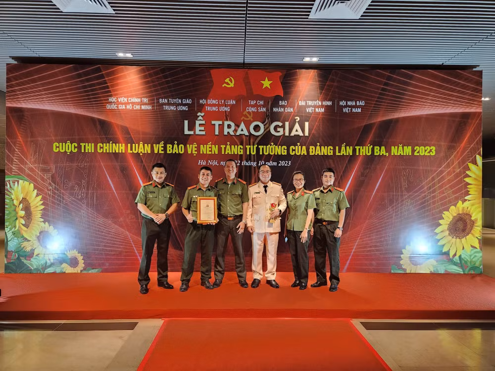 phat huy vai tro trach nhiem cua nguoi lam bao trong bao ve nen tang tu tuong cua dang hinh 4