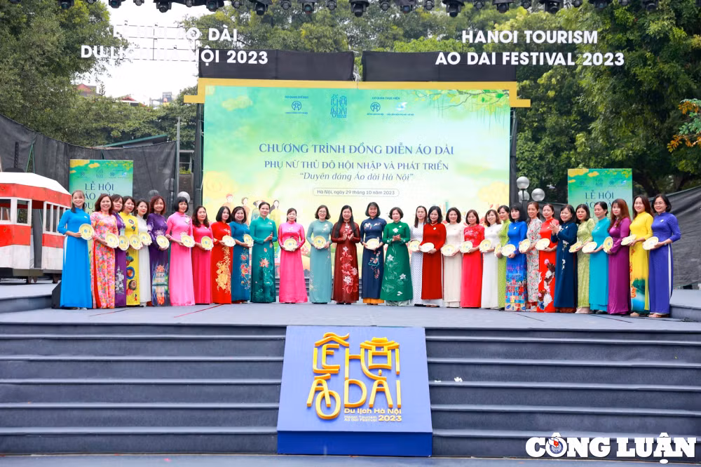 man dong dien ao dai an tuong cua 1000 nguoi dan thu do o pho di bo ho guom hinh 1
