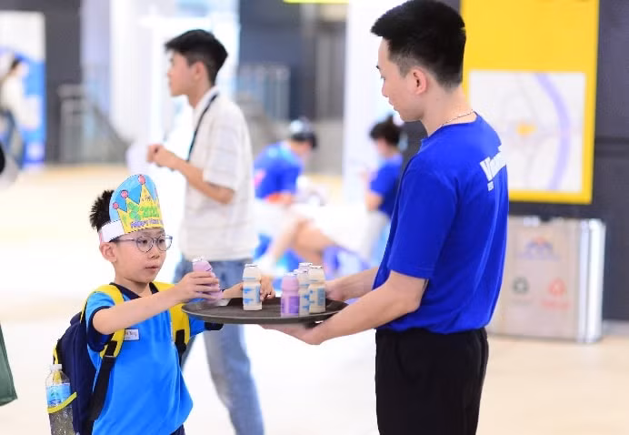 vinamilk phuc vu mien phi san pham cho nguoi dan check in tai cac ga metro ben thanh suoi tien hinh 6