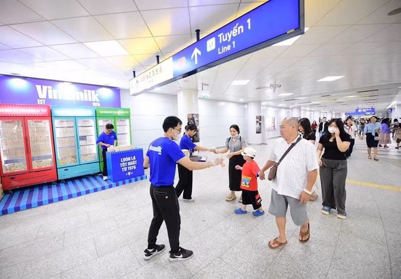 vinamilk phuc vu mien phi san pham cho nguoi dan check in tai cac ga metro ben thanh suoi tien hinh 2
