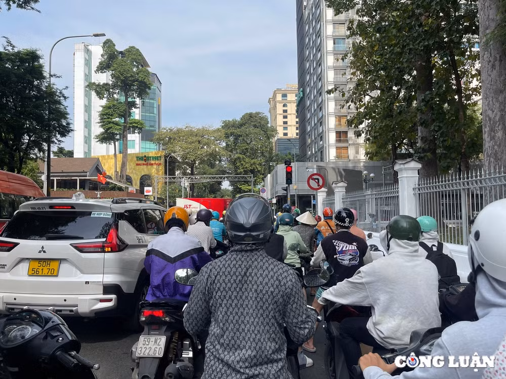luu luong giao thong tang cao dip cuoi nam nguoi dan hien ke giup giam un tac hinh 4
