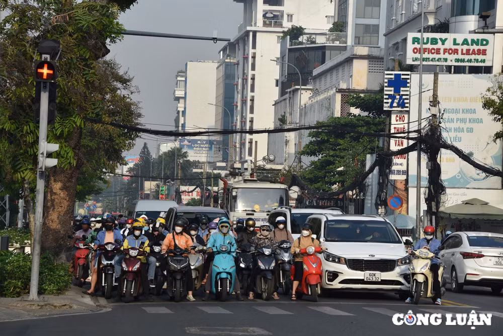luu luong giao thong tang cao dip cuoi nam nguoi dan hien ke giup giam un tac hinh 1