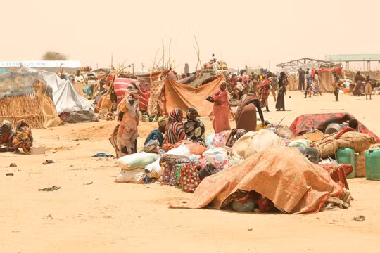 Người dân Sudan tị nạn đến cửa khẩu biên giới. Ảnh: UNICEF