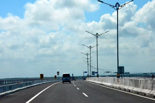Xe chở khách dự đám cưới gặp nạn ở Indonesia, 13 người thiệt mạng