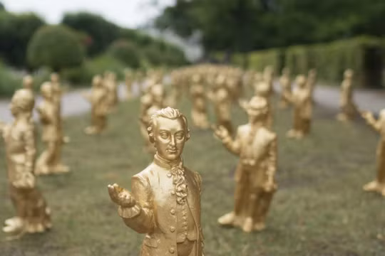 300 tượng mạ vàng mừng 270 năm ngày sinh Mozart