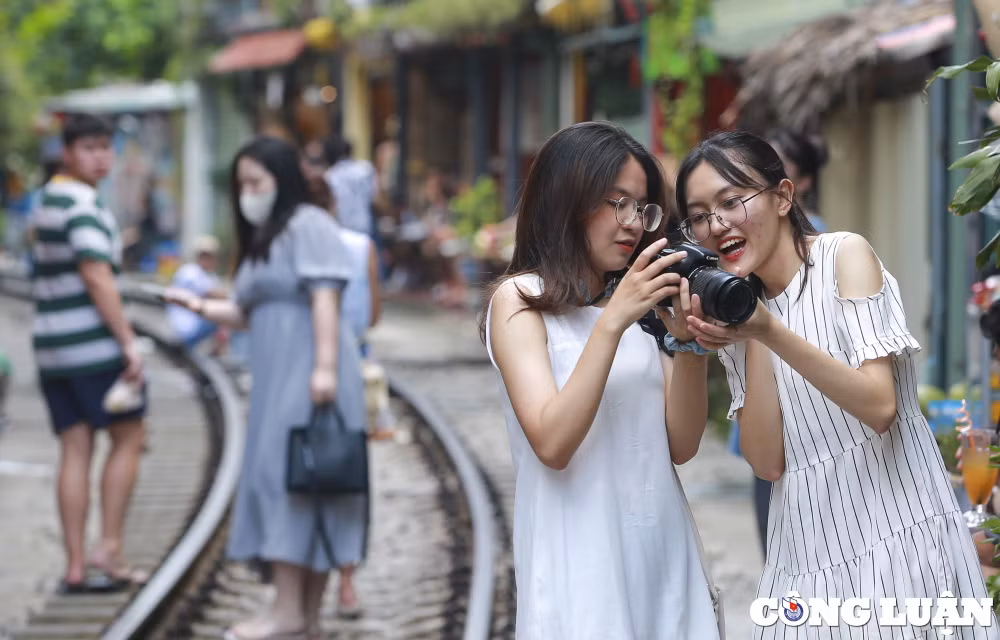 ha noi tap nap khach tay den pho duong tau check in ngay cuoi tuan hinh 8