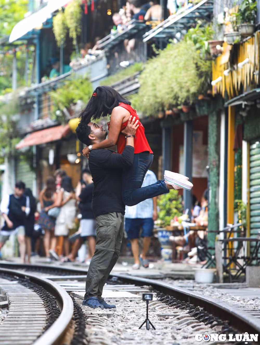 ha noi tap nap khach tay den pho duong tau check in ngay cuoi tuan hinh 7