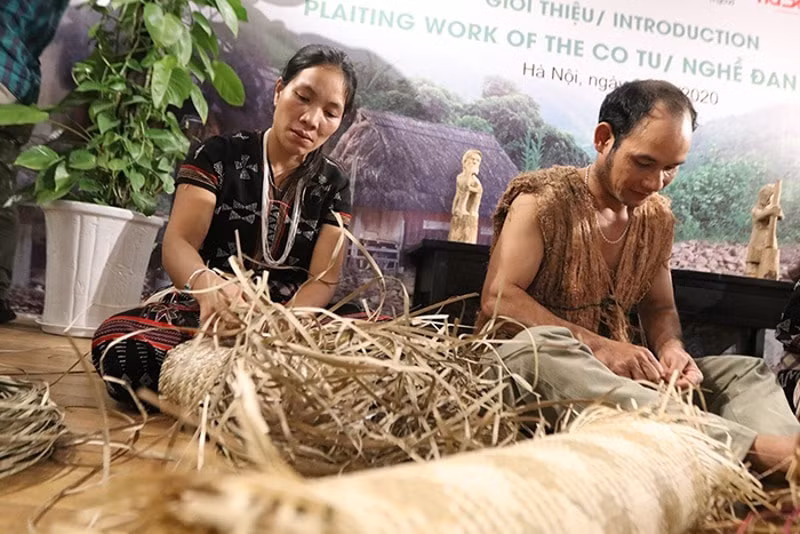nguoi co tu gin giu nghe truyen thong dan lat hinh 4