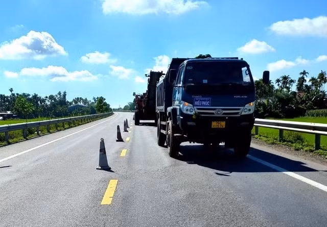 sua chua mat duong hu hong tai nut giao chu lai thuoc tuyen cao toc da nang quang ngai hinh 1