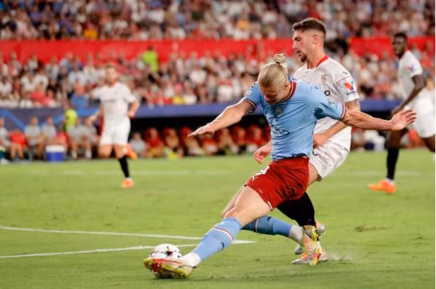 erling haaland toa sang man city thang vui dap sevilla o champions league hinh 3