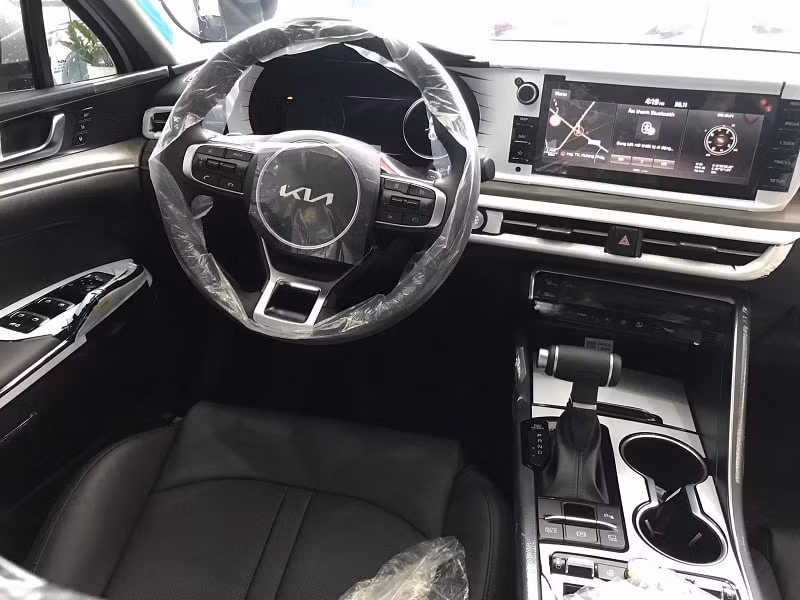 kia k5 giam gia den 25 trieu dong tai dai ly no luc canh tranh voi toyota camry hinh 2