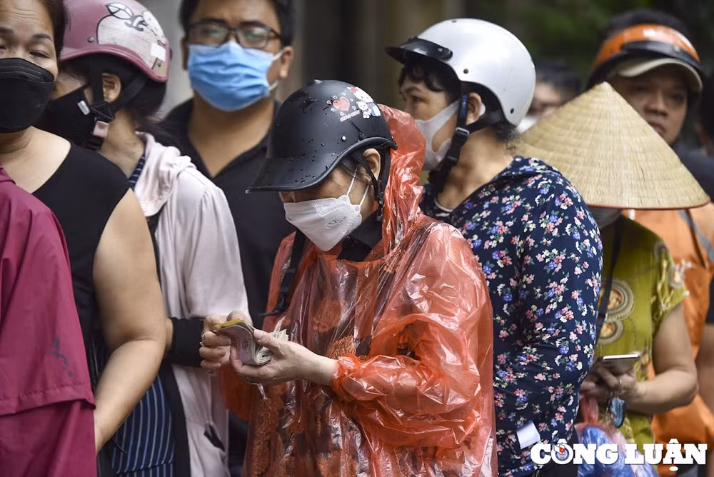ha noi nguoi dan xep hang dai doi mua nang cho doi mua banh trung thu hinh 6