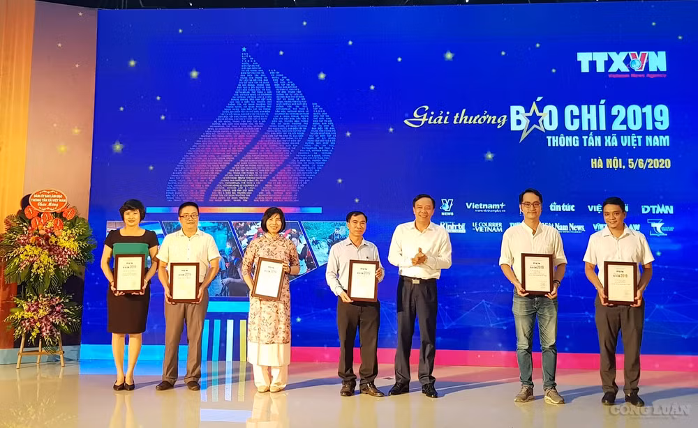 Trao giải nhóm phóng viên TTX đa năng.