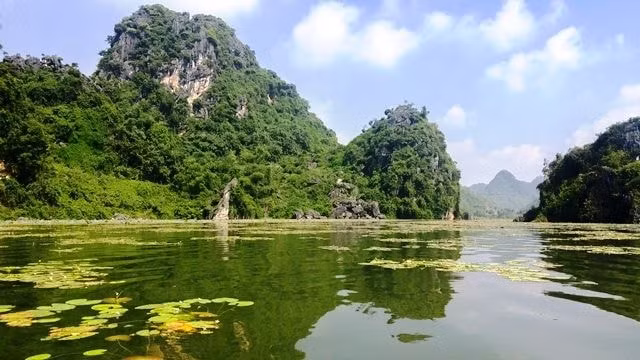 Hồ Quan Sơn phẳng lặng, yên ả luôn thơ mộng, hữu tình. Ảnh: TL