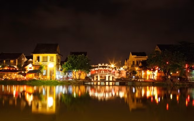 Thành phố Hội An nằm bên bờ Bắc hạ lưu sông Thu Bồn, cách thành phố Đà Nẵng khoảng 25km về phía Đông Nam, cách thành phố Tam Kỳ khoảng 50km về phía Đông Bắc. Ngoài ra nét văn hóa ẩm thực ở Hội An cũng là một trong những điều đặc biệt mà du khách thường hay nhắc đến, nếu đã đến đây mà chưa thưởng thức các món ăn truyền thống như: Cao lầu, mì Quảng, bánh “hoa hồng trắng”… thì xem như chưa từng đến Hội An. Ảnh: TL