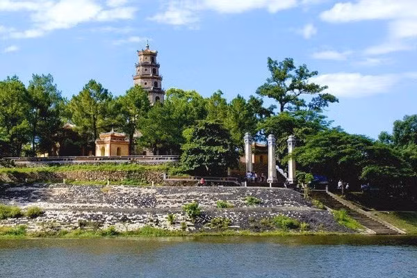 Chùa Thiên Mụ (Linh Mụ) là ngôi chùa cổ nằm trên đồi Hà Khê, tả ngạn sông Hương, cách trung tâm thành phố Huế khoảng 5km về phía tây. Với cảnh đẹp tự nhiên và quy mô rộng lớn, chùa Thiên Mụ đã trở thành ngôi chùa đẹp nhất thời bấy giờ. Ngày nay chùa vẫn được tiếp tục chỉnh trang ngày càng huy hoàng, tráng lệ và luôn hấp dẫn, thu hút đông đảo du khách gần xa. Ảnh: TL