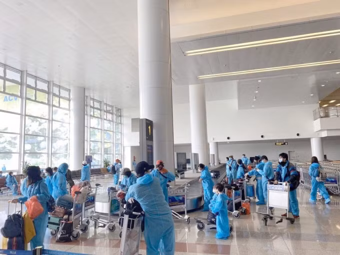 Hành khách trên chuyến bay VN2 tại sân bay Nội Bài. Ảnh: TL