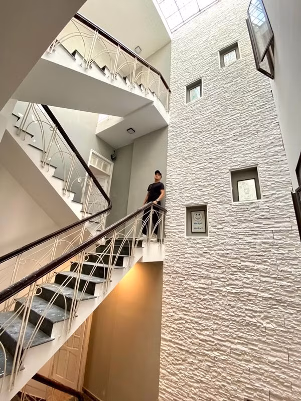 Ca sĩ Cao Thái Sơn trong ngôi nhà gần 500m2 của mình.