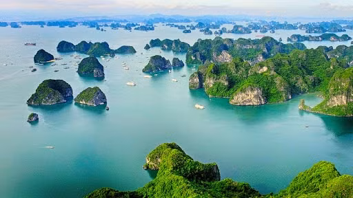 Nằm ở bờ Tây của Vịnh Bắc Bộ, bao gồm vùng biển đảo thuộc TP Hạ Long, TP Cẩm Phả và một phần của huyện đảo Vân Đồn, tỉnh Quảng Ninh, Vịnh Hạ Long có bờ biển dài 120 km, bao gồm 1.969 hòn đảo lớn nhỏ, phần lớn là đảo đá vôi. Được đánh giá là một trong 29 Vịnh đẹp nhất thế giới, cuối tháng 3/2012, tổ chức New Open World cũng đã chính thức công nhận vịnh Hạ Long là một trong bảy kỳ quan thiên nhiên mới của thế giới. Ảnh: TL