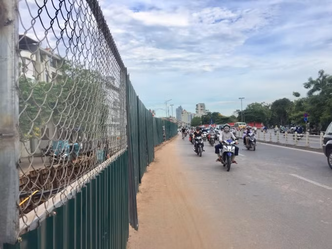 Hàng rào được dựng lên để bảo đảm an toàn trong quá trình thi công. Ảnh: Bảo Ngân