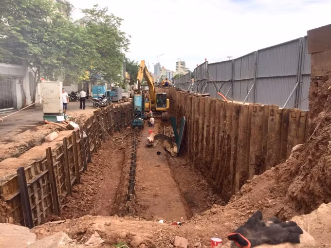 Việc phá dỡ đoạn tranh gốm gần 600m ở ngã ba Nghi Tàm - Xuân Diệu đang ảnh hưởng đến Kỷ lục Guinness Thế giới. Ảnh: Bảo Ngân