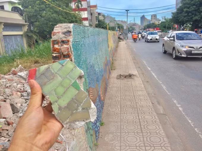 Việc phá bỏ 600 mét con đường gốm sứ khiến các họa sĩ thực hiện công trình cảm thấy rất tiếc nuối. Ảnh: Bảo Ngân
