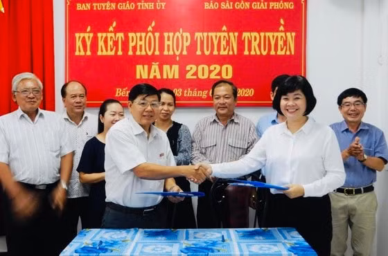 Báo Sài Gòn Giải Phóng và Ban Tuyên giáo Tỉnh ủy Bến Tre tại lễ ký kết, hợp tác. Ảnh Tín Huy