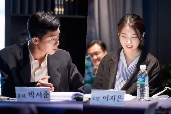 Park Seo Joon và IU vui vẻ đọc kịch bản phim mới Ảnh: SOOMPI