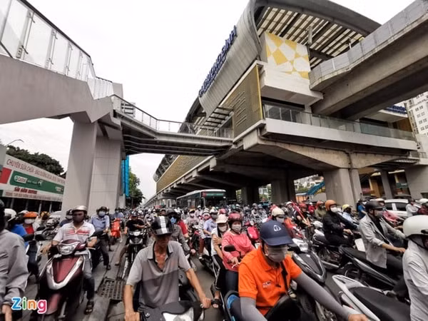 Đường sắt đô thị Cát Linh - Hà Đông vẫn chưa thể vận hành thử toàn hệ thống để giảm tải áp lực giao thông cho TP Hà Nội. Ảnh: Zing