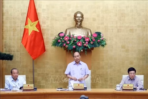 Thủ tướng chủ trì cuộc họp Thường trực Chính phủ với Ban Chỉ đạo Quốc gia phòng, chống dịch COVID-19, sáng 9/6. Ảnh: TTXVN