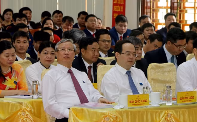 Thường trực Ban Bí thư Trần Quốc Vượng và đoàn công tác của Trung ương dự và chung vui với Đảng bộ, chính quyền và nhân dân các dân tộc huyện Văn Yên.