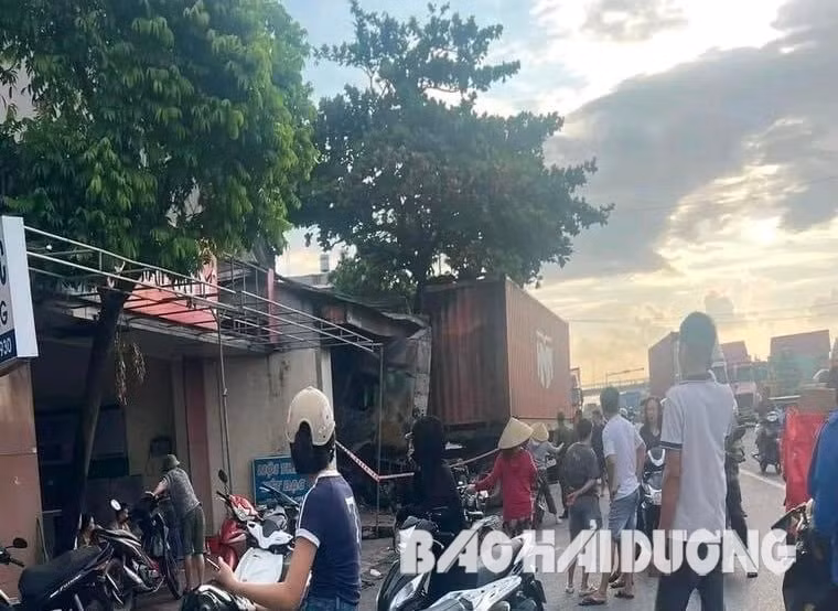 hai duong va cham giao thong xe dau keo lao vao nha dan roi boc chay hinh 1