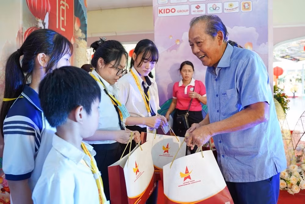 trao xuan yeu thuong cho 3000 em nho kho khan hinh 2